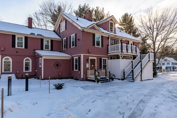 Tuckaway Suites At East Branch,372 Nh Rte 16A,3 star
