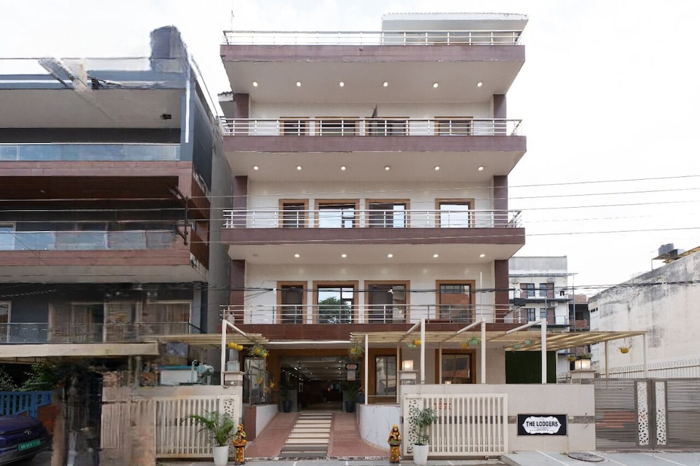 the lodgers hotel and banquet sector 38