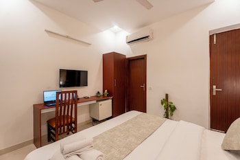 the lodgers hotel and banquet sector 38