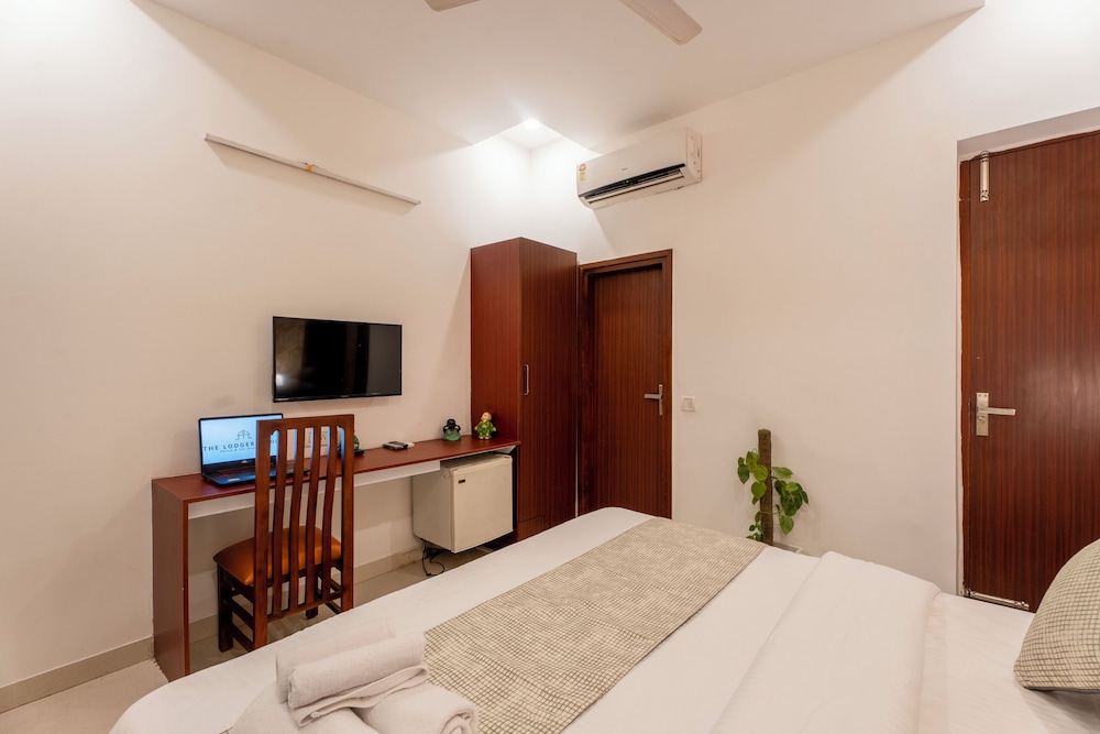 the lodgers hotel and banquet sector 38