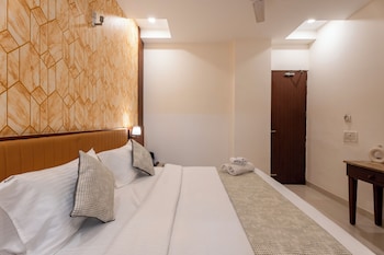 the lodgers hotel and banquet sector 38