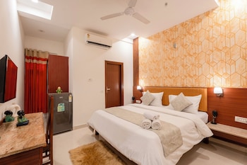 the lodgers hotel and banquet sector 38