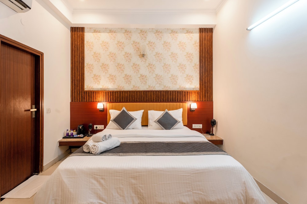 the lodgers hotel and banquet sector 38