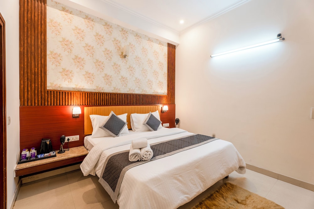 the lodgers hotel and banquet sector 38