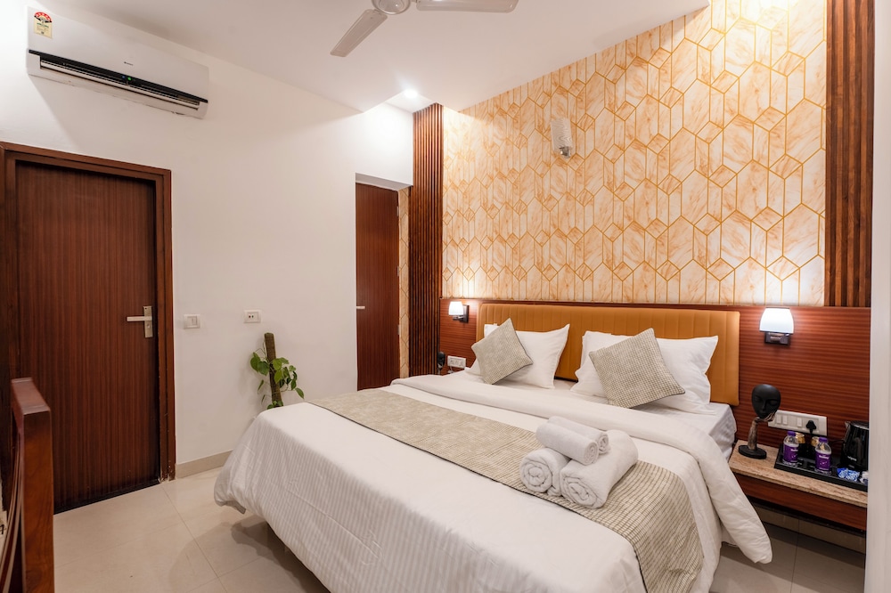 the lodgers hotel and banquet sector 38