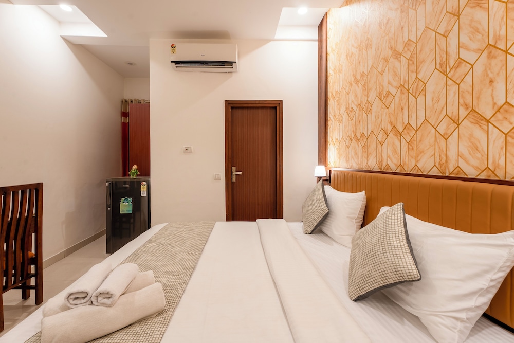 the lodgers hotel and banquet sector 38