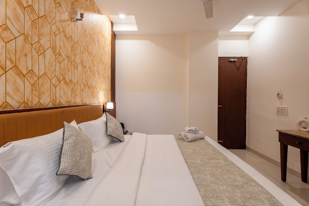 the lodgers hotel and banquet sector 38