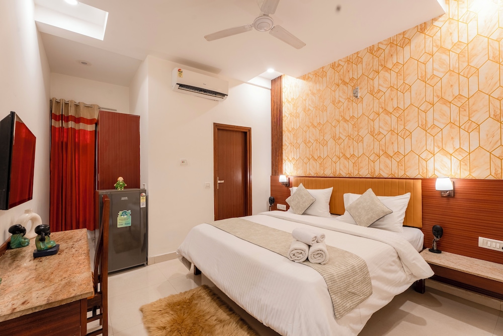 the lodgers hotel and banquet sector 38