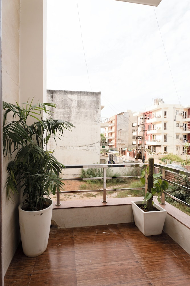 the lodgers hotel and banquet sector 38