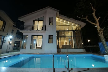 sandal wood villa by 97royalvista