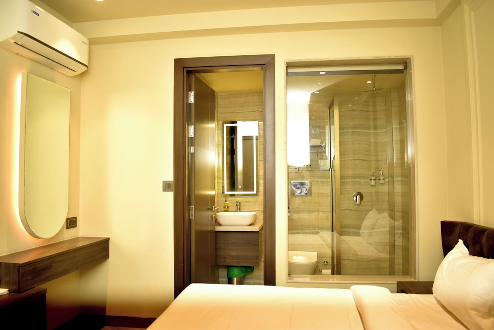 qotel signature coleman janakpuri