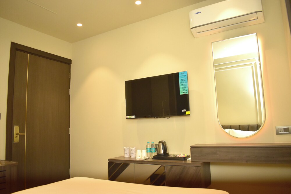 qotel signature coleman janakpuri