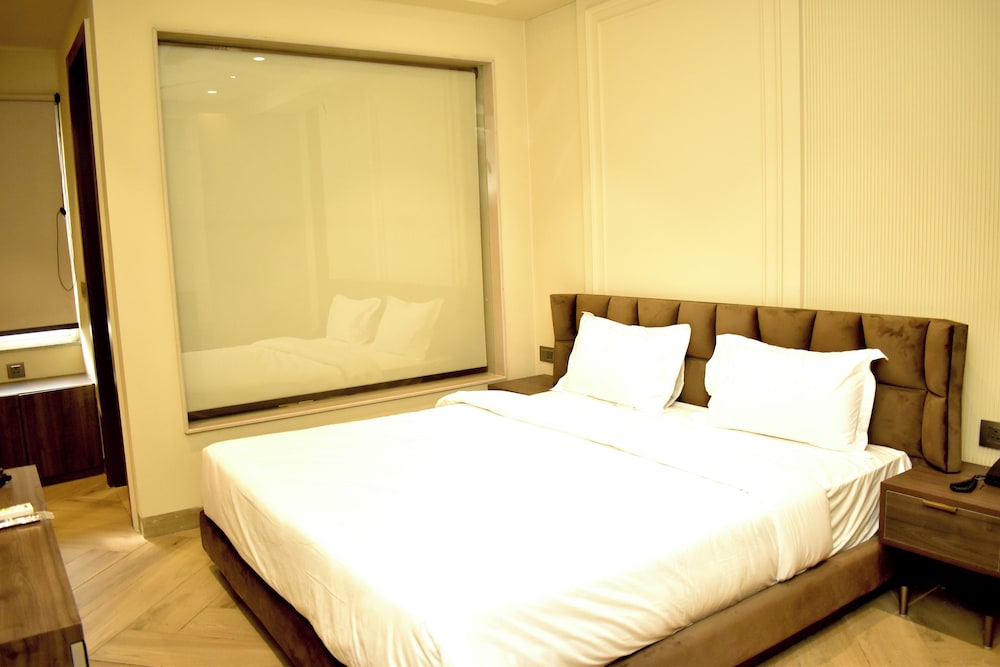 qotel signature coleman janakpuri