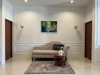 unchan liveliness pool villa