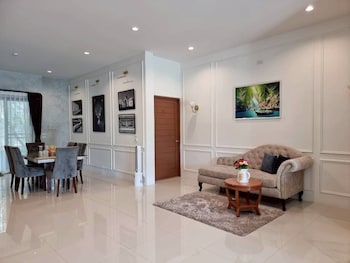 unchan liveliness pool villa