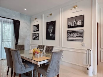 unchan liveliness pool villa