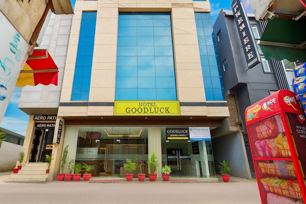 hotel good lucky by jmd group near delhi igi airport