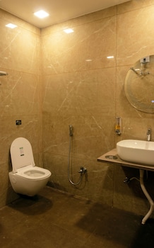 warm wood villa by 97royalvista