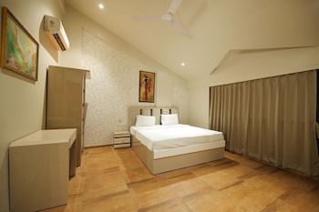 Warm Wood Villa By 97Royalvista,,2 star