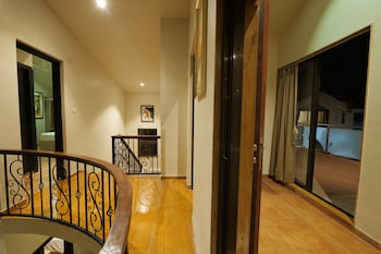 Warm Wood Villa By 97Royalvista,,2 star