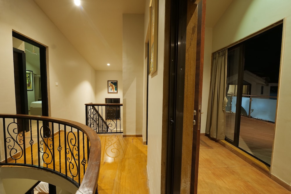 warm wood villa by 97royalvista