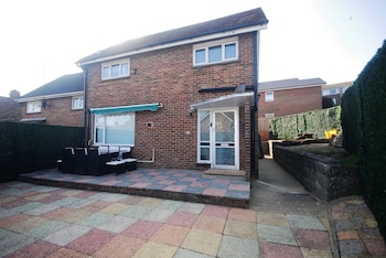 Charming Retreat With Hot Tub & Sauna Sleeps 4,,2 star