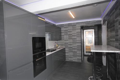 Charming Retreat With Hot Tub & Sauna Sleeps 4,,2 star