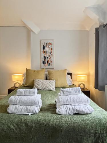 Charming Retreat With Hot Tub & Sauna Sleeps 4,,2 star