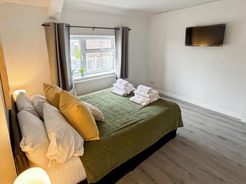 charming retreat with hot tub and sauna sleeps 4