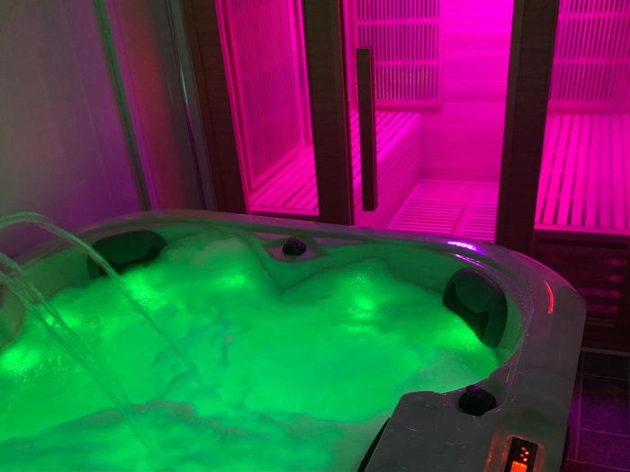 family holiday home with hot tub and sauna sleeps 8