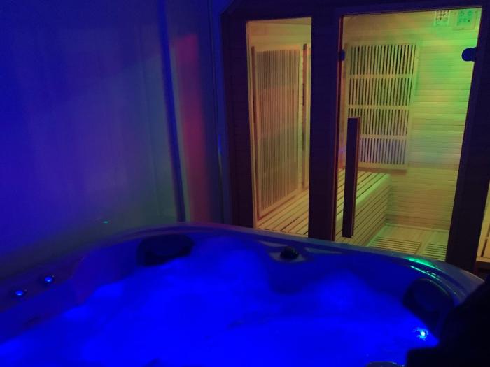family holiday home with hot tub and sauna sleeps 8