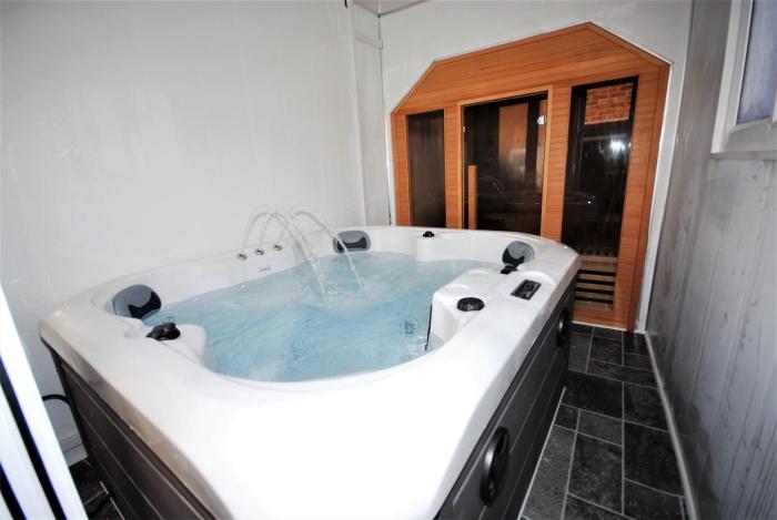 family holiday home with hot tub and sauna sleeps 8
