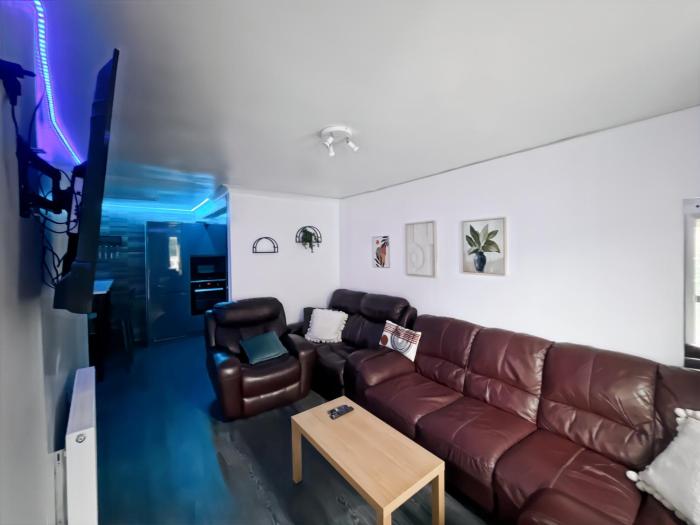 family holiday home with hot tub and sauna sleeps 8