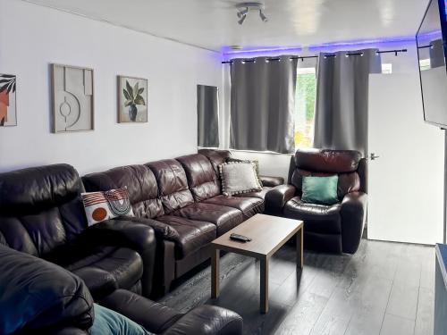 Family Holiday Home With Hot Tub & Sauna Sleeps 8,,3 star