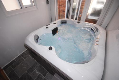 family holiday home with hot tub and sauna sleeps 8