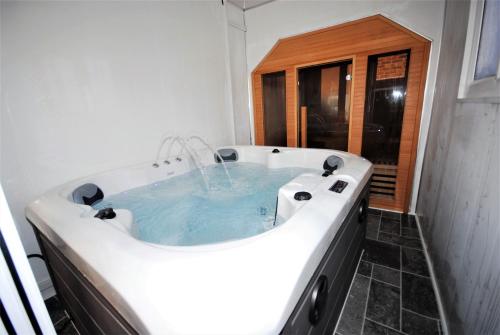 family holiday home with hot tub and sauna sleeps 8