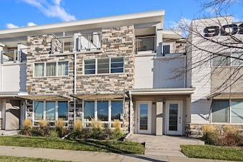 mountain view home w king beds and rooftop deck