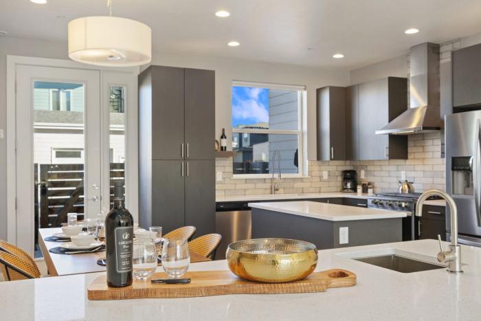 mountain view home w king beds and rooftop deck