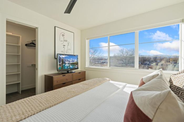 mountain view home w king beds and rooftop deck