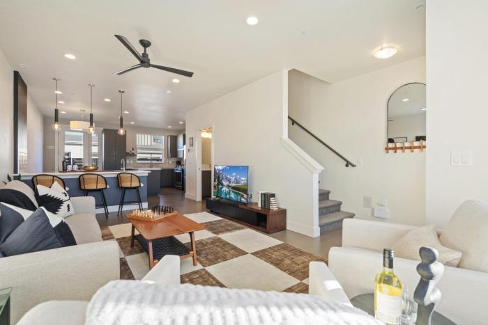mountain view home w king beds and rooftop deck