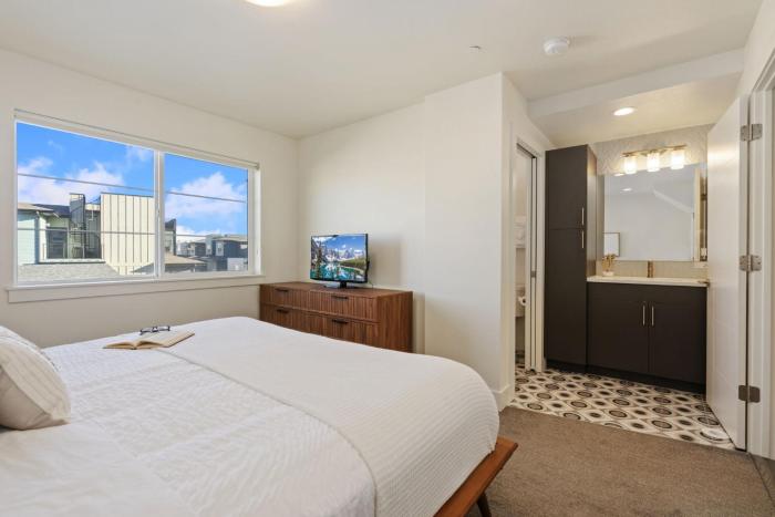 mountain view home w king beds and rooftop deck