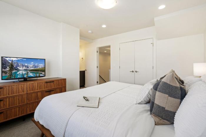 mountain view home w king beds and rooftop deck