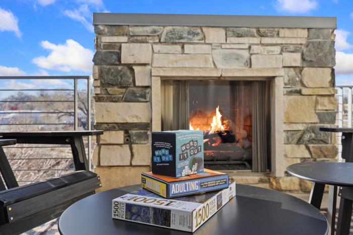 mountain view home w king beds and rooftop deck