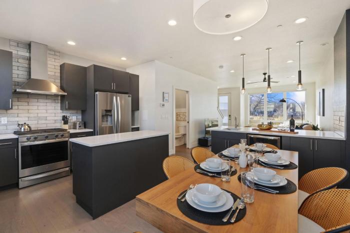 mountain view home w king beds and rooftop deck