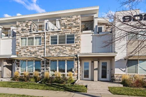 mountain view home w king beds and rooftop deck