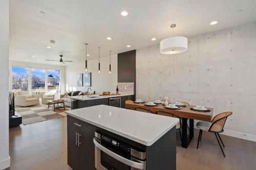 mountain view home w king beds and rooftop deck