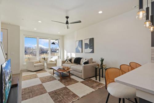 mountain view home w king beds and rooftop deck