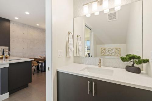 mountain view home w king beds and rooftop deck