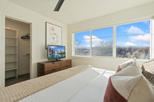 mountain view home w king beds and rooftop deck