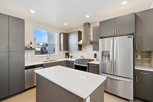 mountain view home w king beds and rooftop deck